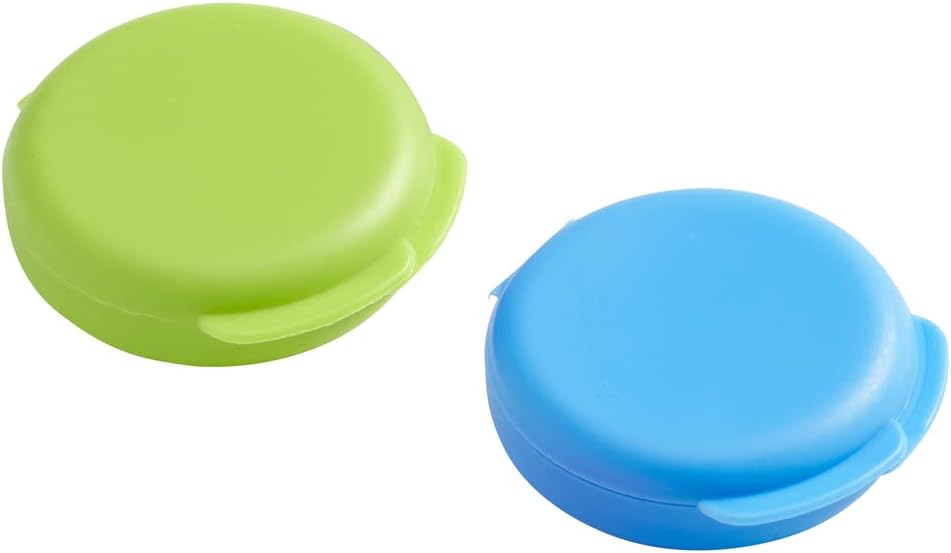 EZY DOSE quotidienne ronde, compacte, petite, discrète, portable sur le aller pharmacie de poche, boîte à pilules, organisateur et contenants de vitamines, snap shut lids, voyage amical, bleu et vert, 2 pack, sans BPA