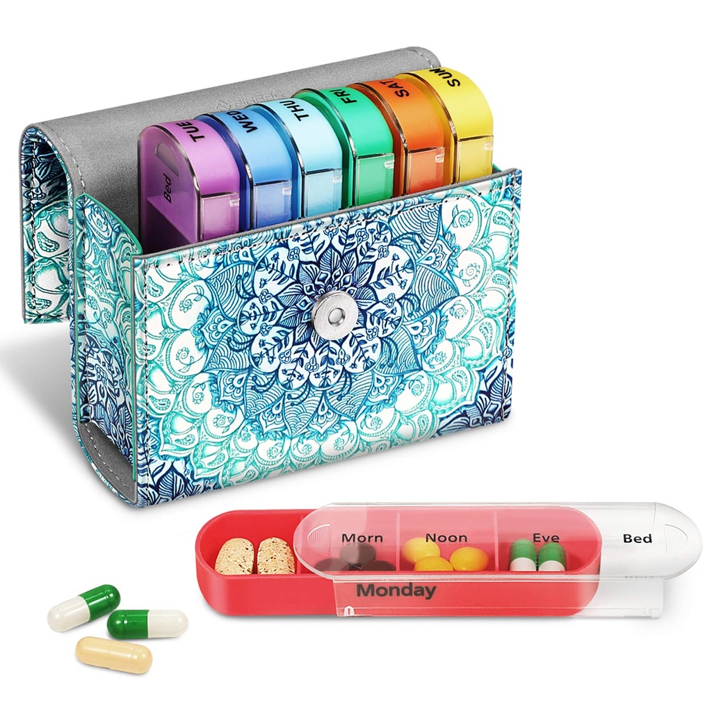 FINPAC Weekly Pill Organizer 4 Mal A Day, Dia Open PU Leder Case Reise Pille Vitamin Medizin Reminder und Planner mit Namenskarte für Morning| Afternoon| Evenings Bedtime (Emerald Illusions)