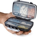 Travel Pill Organizer - Moisture Proof Portable Vitamin Holder mit 7 Komponenten, Kompakte Ergänzung Case für Geldbeutel Essential Medicine Kit für Reisen Pocket Pharmacy mit Etiketten, Schwarz