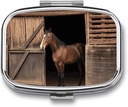 Carré Pill Case 2 Compartiment Barn Horse Pill Box Mini Medicine Pill Organizer Portable Travel Pillbox for Pocket Purse Metal Pill Container for Vitamines Fish Oil Suppléments